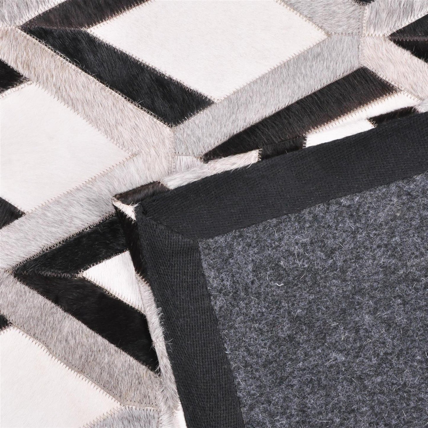 Patchwork Kuhfell Teppich weiß grau schwarz Karo Raute 3D genäht